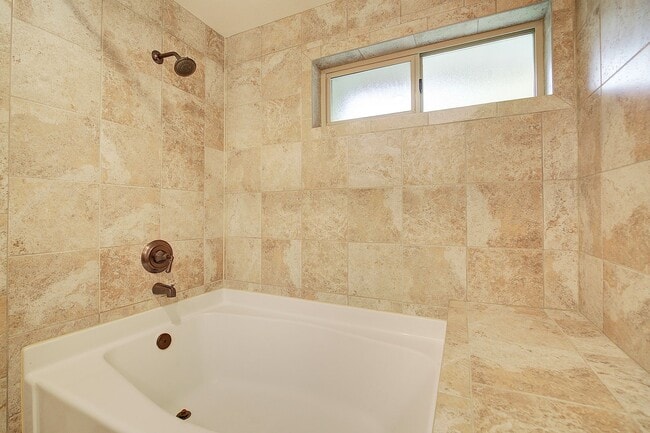 Building Photo - 2bd/2.5ba Kirkland Townhome