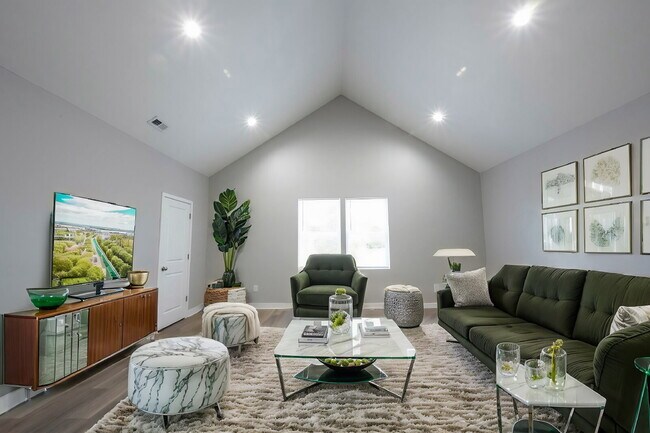 Building Photo - "Spacious & Modern 3-Bedroom Duplex on Nor...