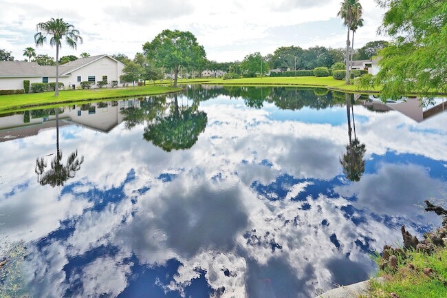 Building Photo - 840 Ridge Lake Dr