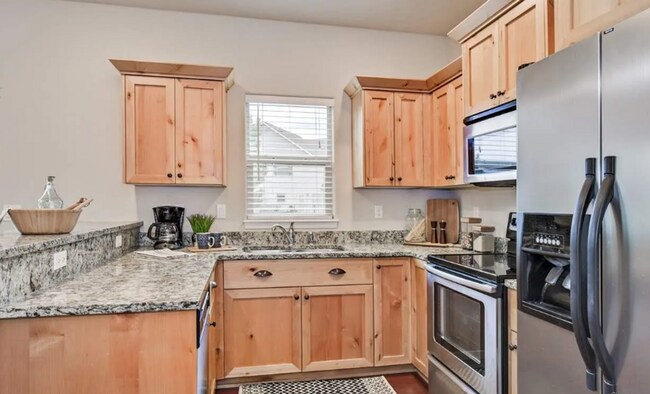 Building Photo - Charming Townhome located in a great area! Coming soon!