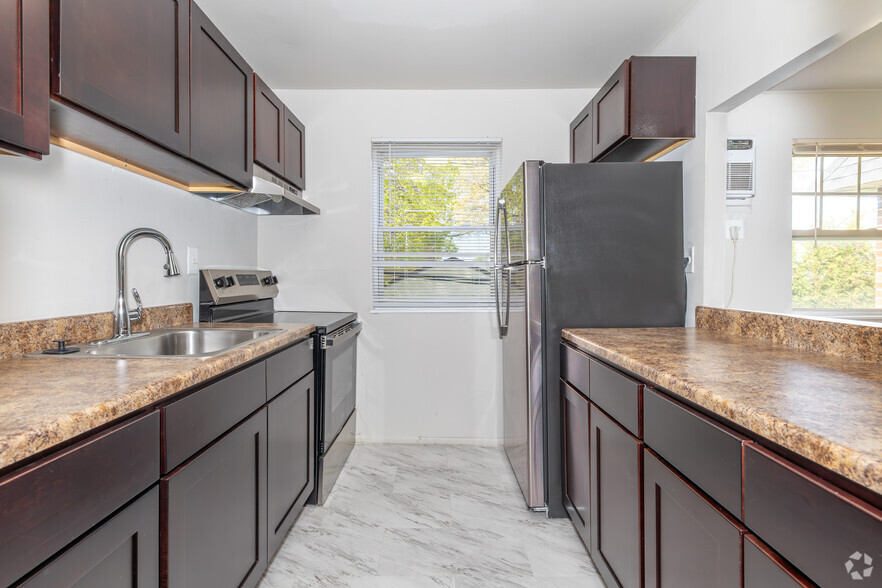 Primary Photo - Salem Crossing Apartments