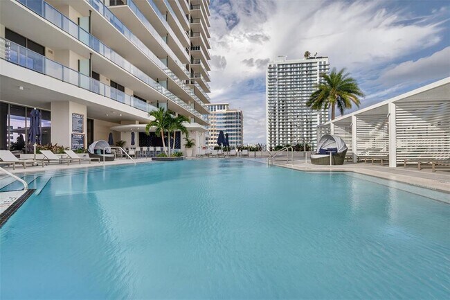 Building Photo - 275 1st Ave S