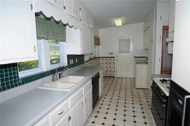 Building Photo - 1632 Anita Pl NE