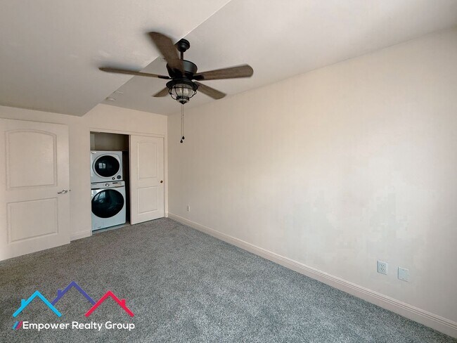 Building Photo - Spacious 3 Bedroom 2 Baths Corner Condo