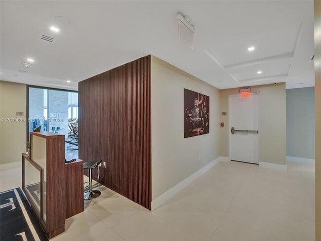 Building Photo - 15901 Collins Ave