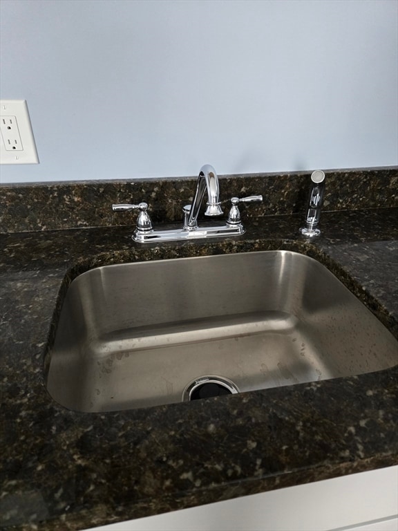 Building Photo - 715 River St