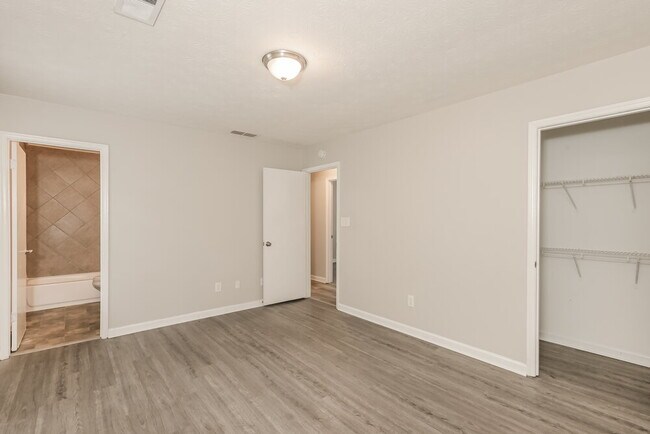 Building Photo - 401 Sherwood Oaks Rd