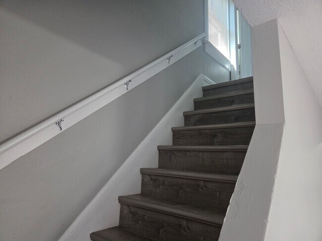 Building Photo - Fully Remodeled for Immediate Move-In