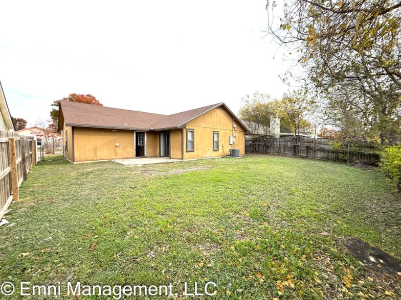 Building Photo - 2706 Jade Rd