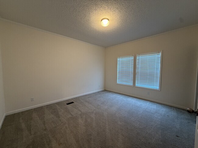 Building Photo - 1311 E Memorial Hwy