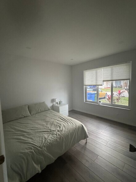 Building Photo - 5482 Lakewood Cir S