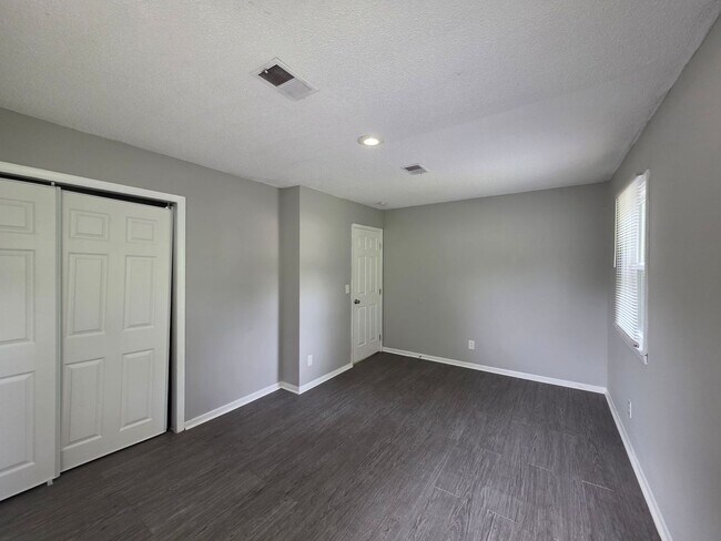 Building Photo - Spacious 4 Bed / 2.5 Bath Home with 2 Living Areas