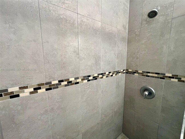 Building Photo - 1550 NE 33rd Ave