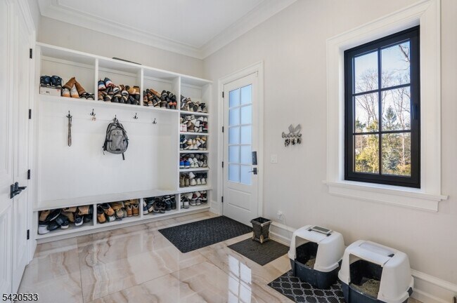 Building Photo - 6 Deer Trail Rd