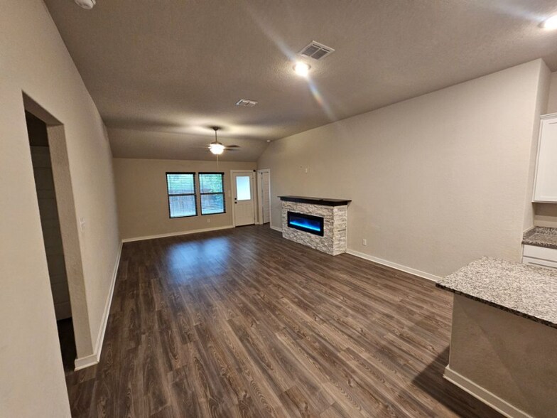 Building Photo - 6906 Emerald Valley