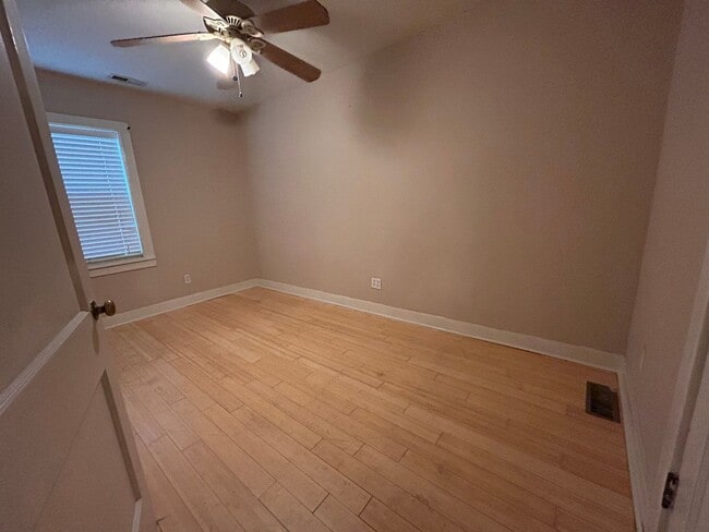 Building Photo - Adorable 3 Bedroom 1 Bathroom