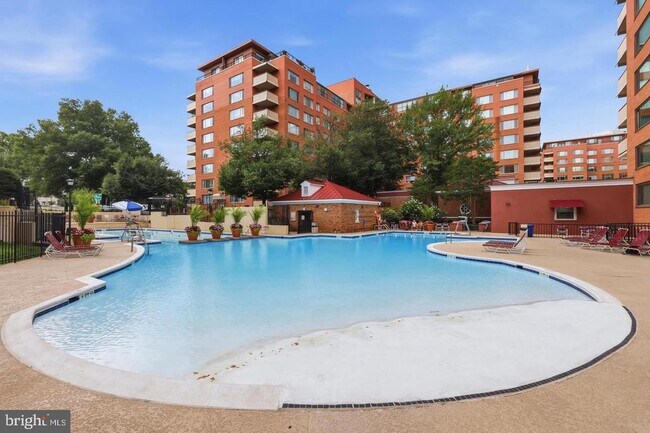 Building Photo - 1121 Arlington Blvd