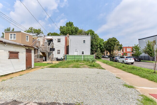 Building Photo - 3501 W Le Moyne St