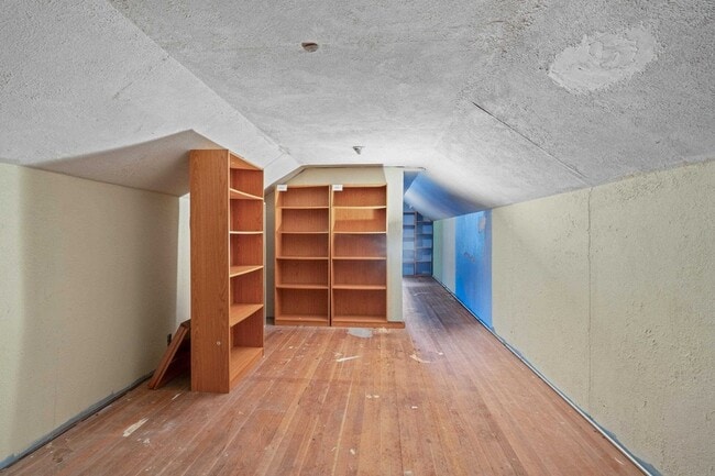 Building Photo - 107 E Holland Ave