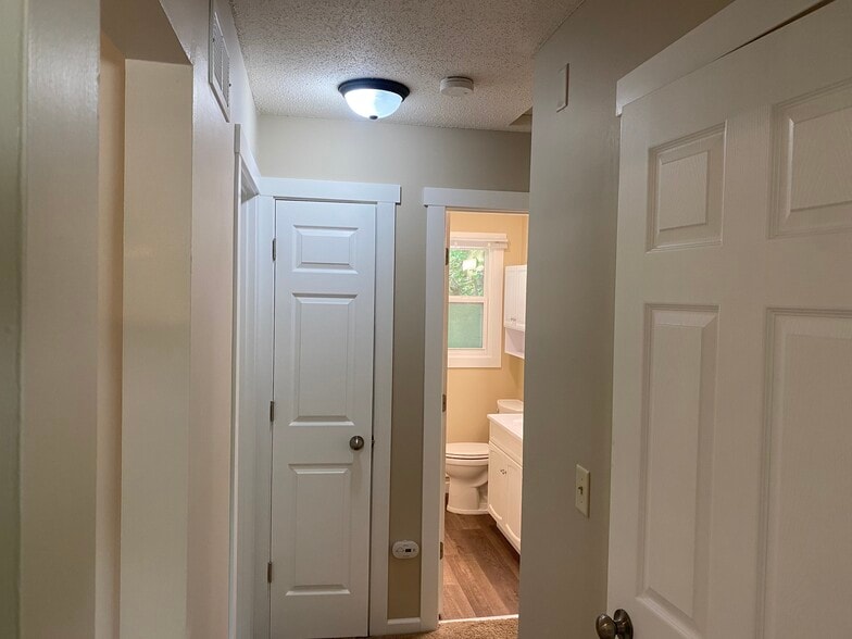 Building Photo - 10610 Johnson Cir