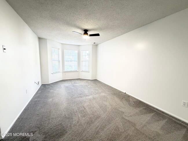 Building Photo - 33 Tulip Ln