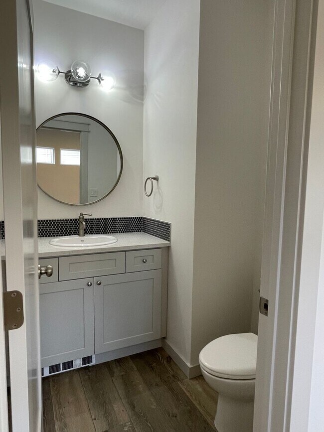 Building Photo - Beautiful3 bed 2,5 bath townhouse in Garden City