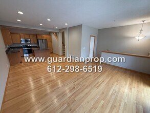 Building Photo - Townhouse in The Lakes of Blaine Available Now, New Appliances & Carpet, Bonus Room, Balcony