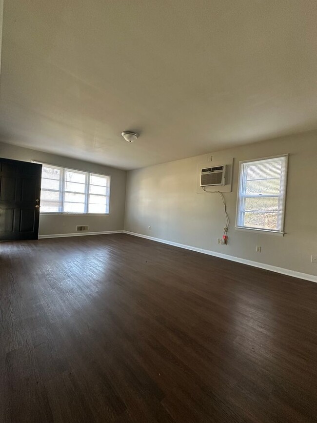 Building Photo - 2 Bedroom, 1 bathroom on the East-Side. Mo...