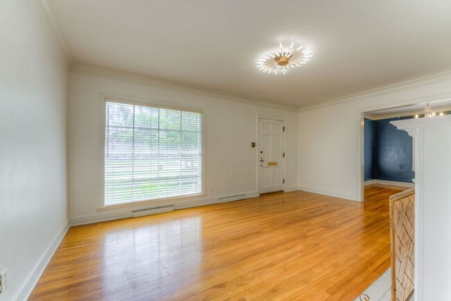 Building Photo - Beautiful 3 bed/3 full baths PLUS flex spa...