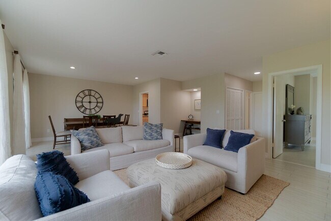 Building Photo - 11355 Pond View Dr