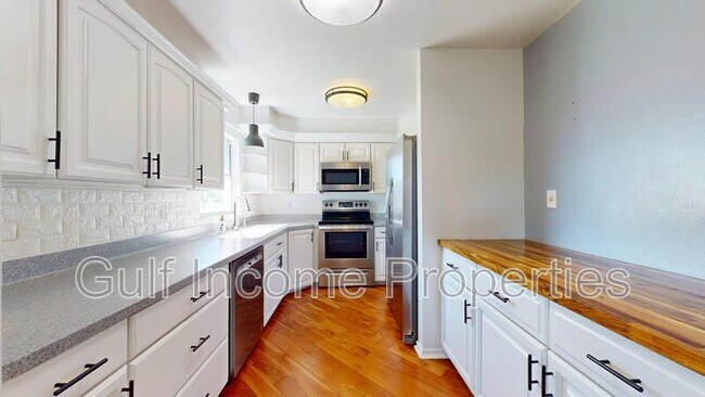 Building Photo - 354 5th St Ct E