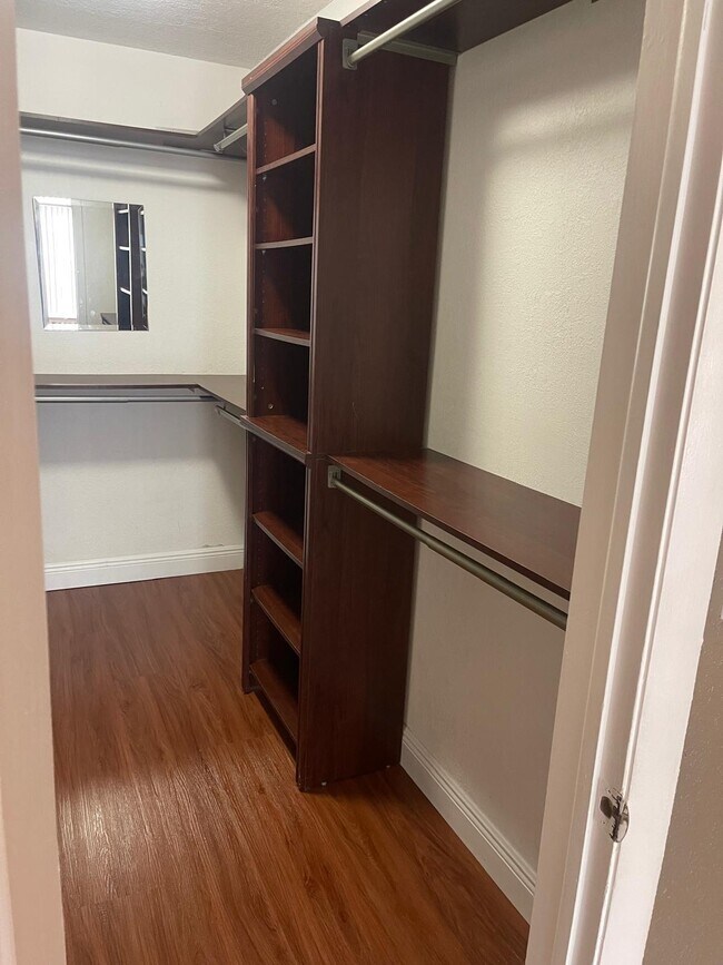 Building Photo - 4156 Inverrary Dr