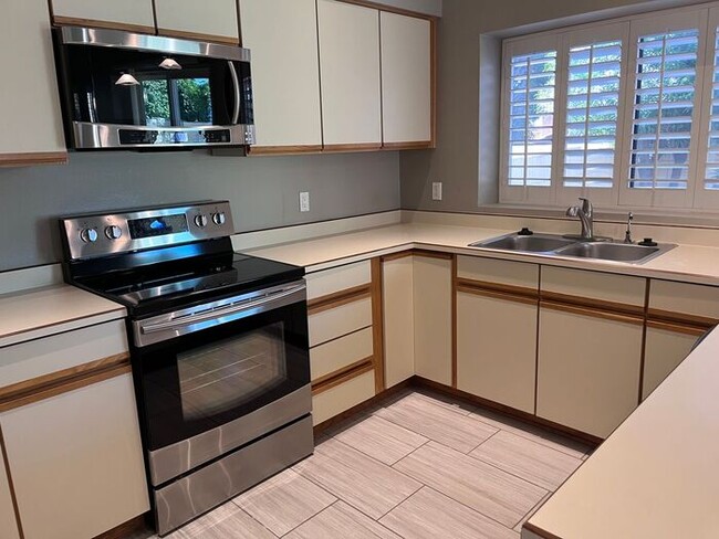 Building Photo - Adorable light and bright! 3Bedroom/2Bath ...