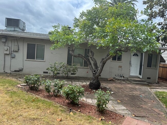 Building Photo - Cute 3 Bedroom Home Close to Shopping
