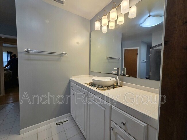 Building Photo - 14 Al St