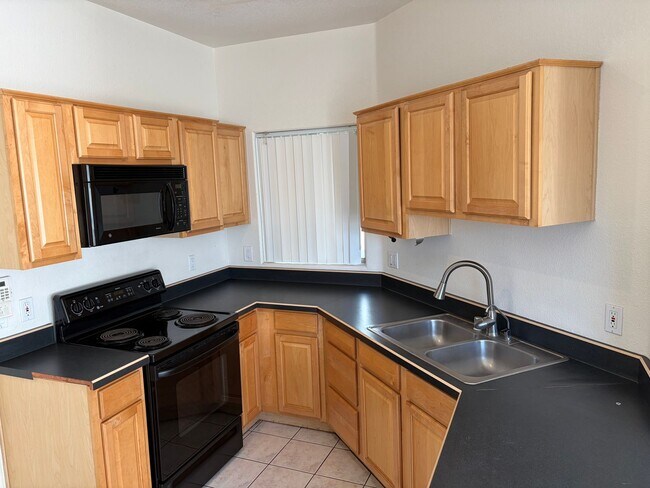 Building Photo - 2 Bedroom 2.5 Bath Townhome!