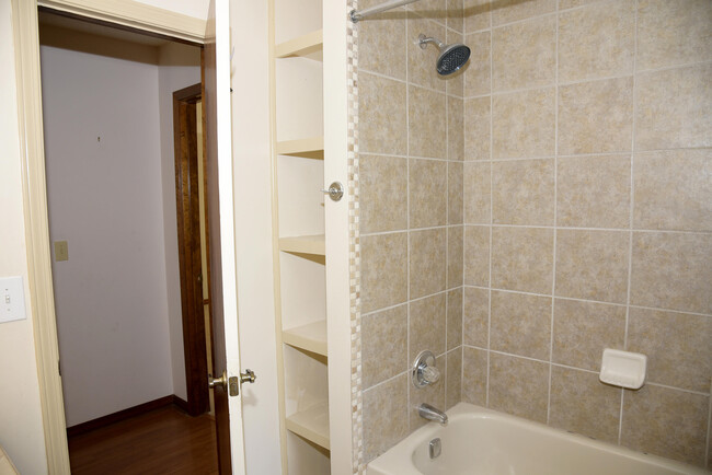 Building Photo - 1129 Troon Dr E
