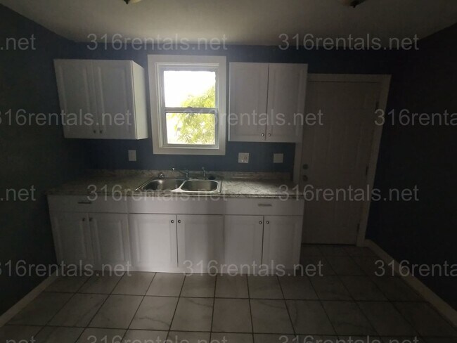 Building Photo - $800 - 2 bedroom/ 1 bathroom - Gorgeous Ho...