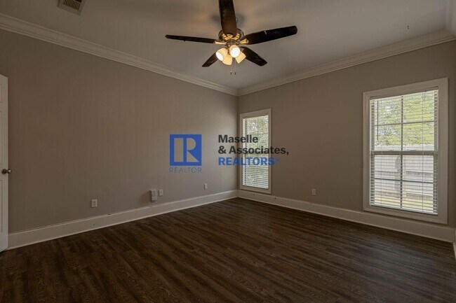 Building Photo - Beautiful 4 bedroom, 2 bathroom house in B...