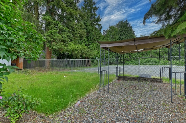 Building Photo - Everett Duplex