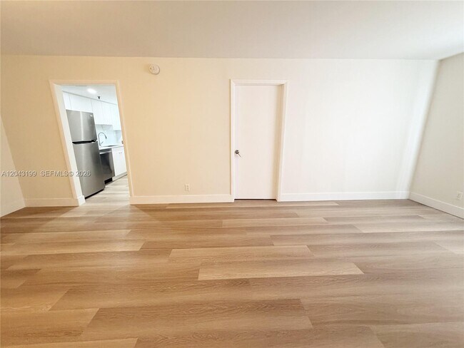 Building Photo - 2625 Collins Ave