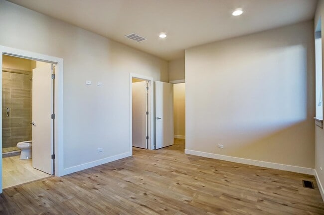 Building Photo - 2538 W Addison St