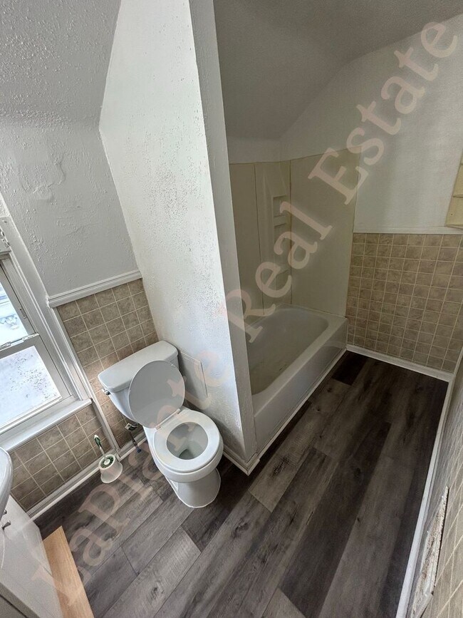 Building Photo - Charming 3-Bed Home with Porch & Parking –...