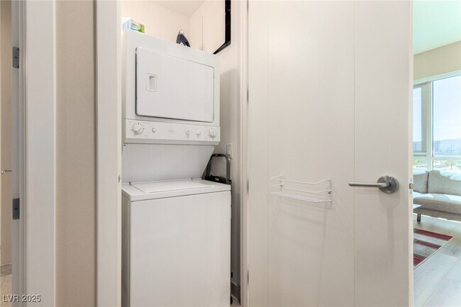 Building Photo - 4575 Dean Martin Dr