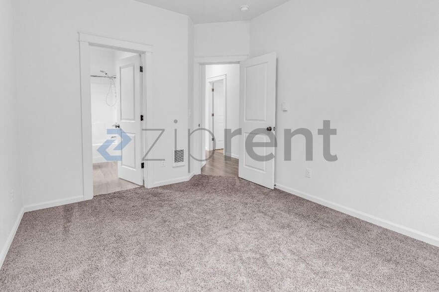 Building Photo - Unit