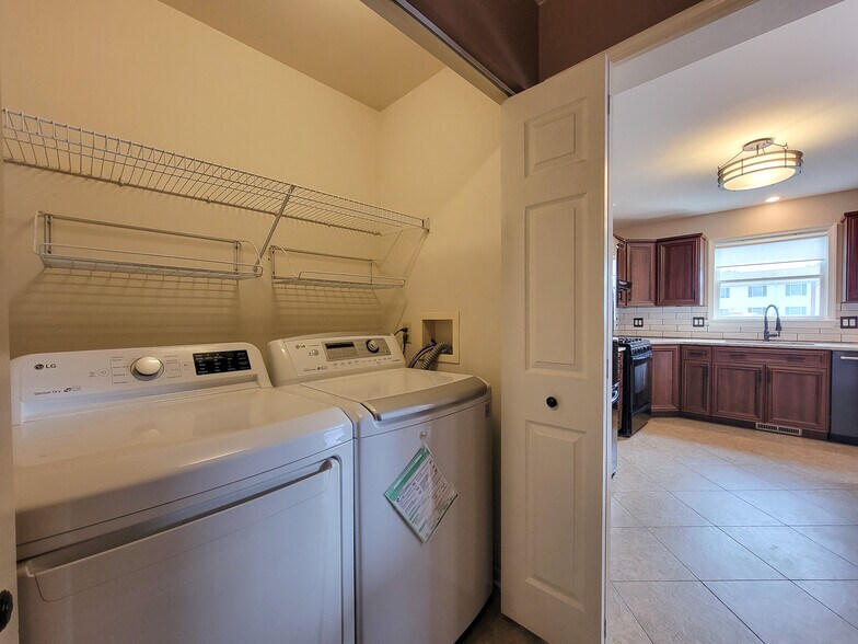 Building Photo - 390 Acorn Cir