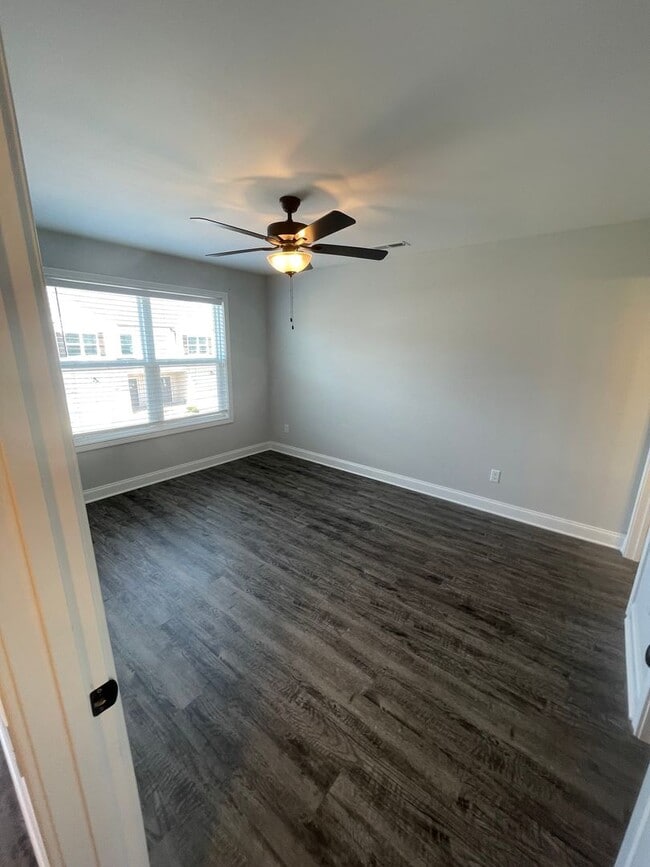 Building Photo - 2 Bed/2.5 Bath Townhome with Garage (Water/Sewer/Trash Included)