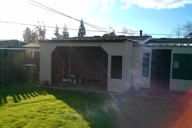 Building Photo - Beautiful home. Apply today!