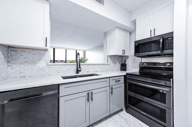 Building Photo - 5001 Woodway Dr