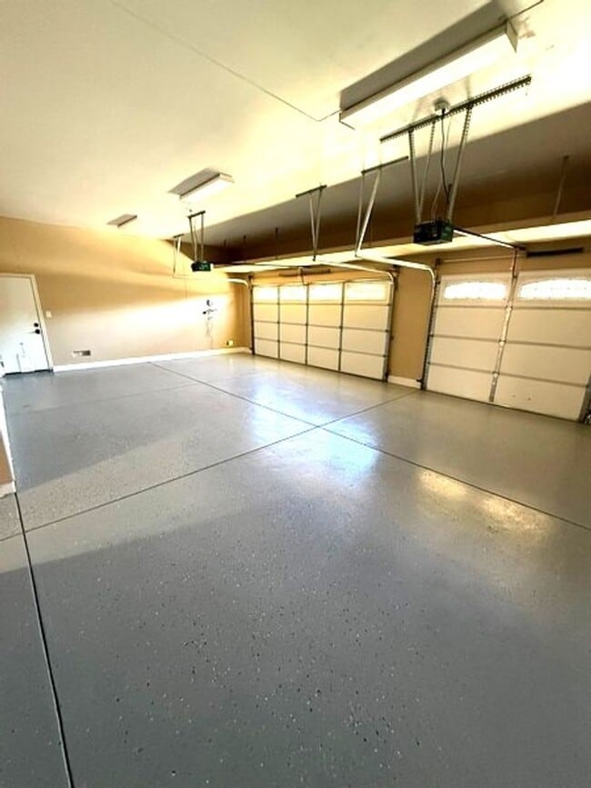 Building Photo - Gorgeous turn key 3 bedroom house